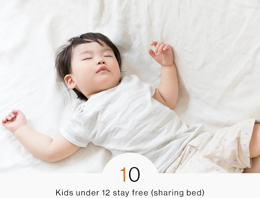 小学生及以下儿童与成人同床可免费入住。