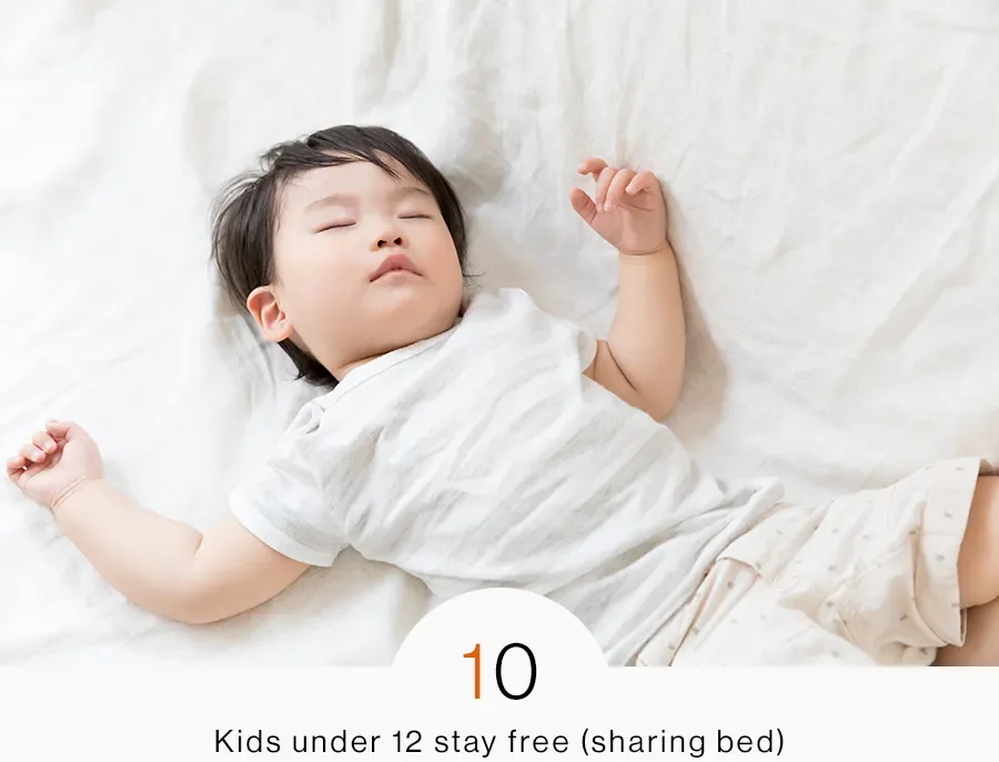 小学生及以下儿童与成人同床可免费入住。